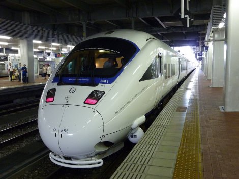 A White Sonic 885 series EMU at Hakata