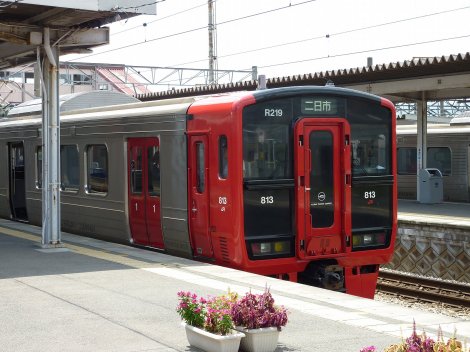 A JR Kyushu 813 Series EMU between Hakata and Kokura.