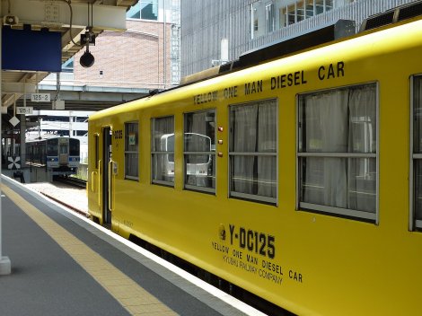 A Ki-Ha 125 Series Diesel Railcar stands at Kurume station.