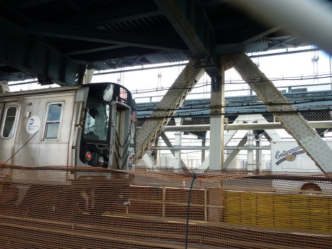 An R160 set crosses the Manhattan Bridge