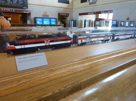 Model of an EP-5 electric locomotive leading a "Yankee Clipper" at New Haven Union Station